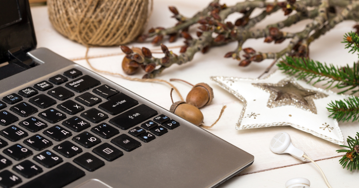 Traveling for the holidays? Take 8 tech tips from our experts with you